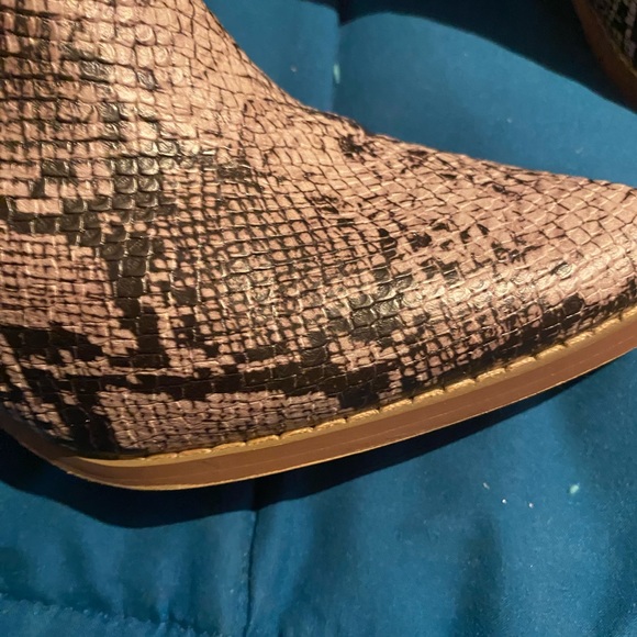 Snakeskin ankle booties.  Sz 7. - Picture 5 of 8